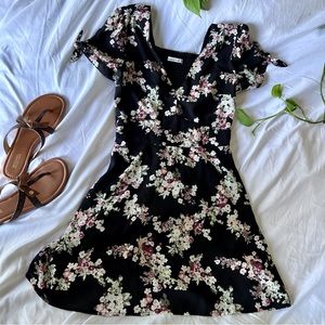 A&F Abercrombie & Fitch Womens
Tie-Sleeve Mini Dress Black Floral Pattern | XS